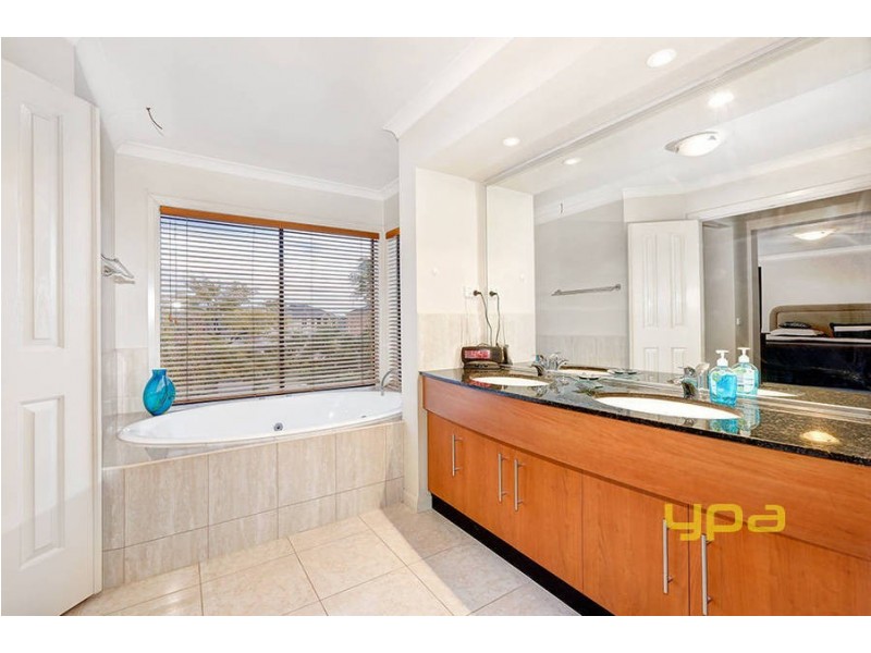 3 Waranga Close, Caroline Springs VIC 3023