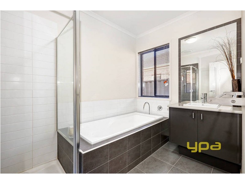 97 Oakview Parade, Caroline Springs VIC 3023