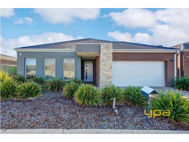6 Pepper Tree Court, Caroline Springs VIC 3023