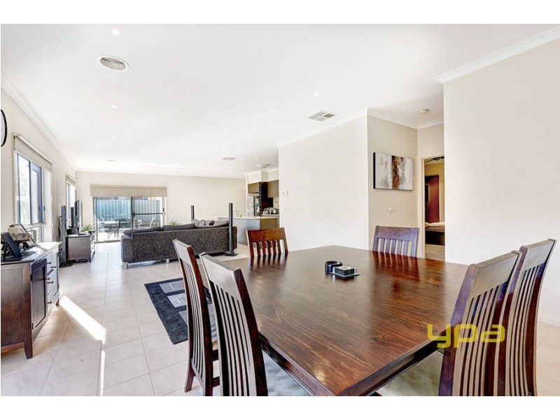 6 Pepper Tree Court, Caroline Springs VIC 3023