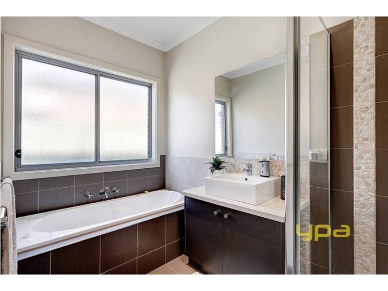 6 Pepper Tree Court, Caroline Springs VIC 3023