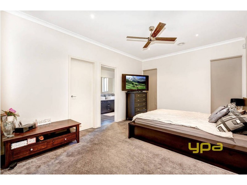 6 Pepper Tree Court, Caroline Springs VIC 3023