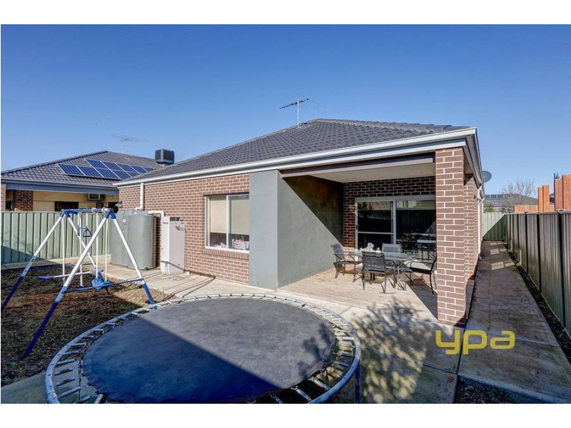 6 Pepper Tree Court, Caroline Springs VIC 3023