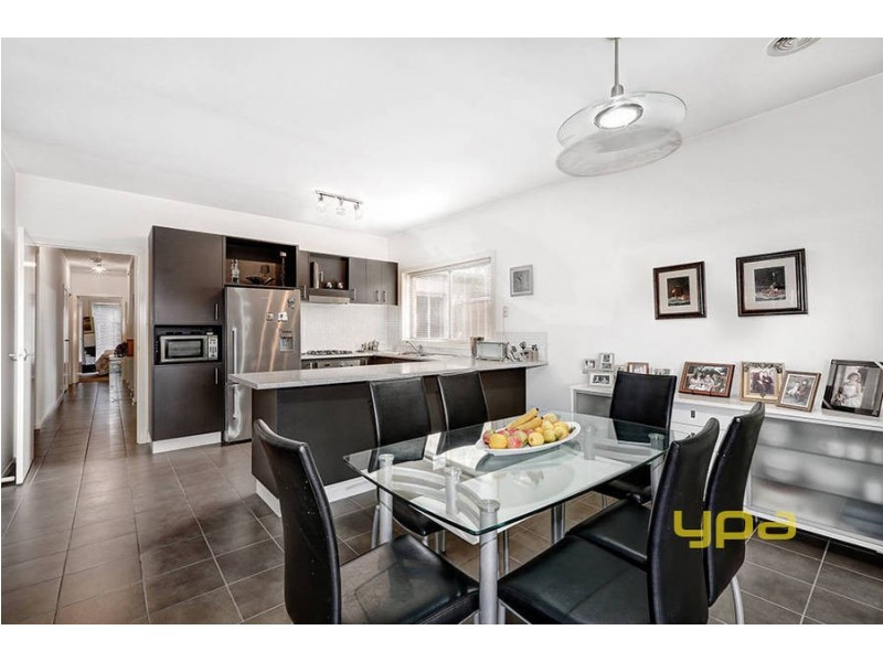 33 Cranwell Square, Caroline Springs VIC 3023