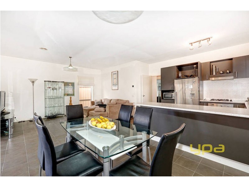 33 Cranwell Square, Caroline Springs VIC 3023