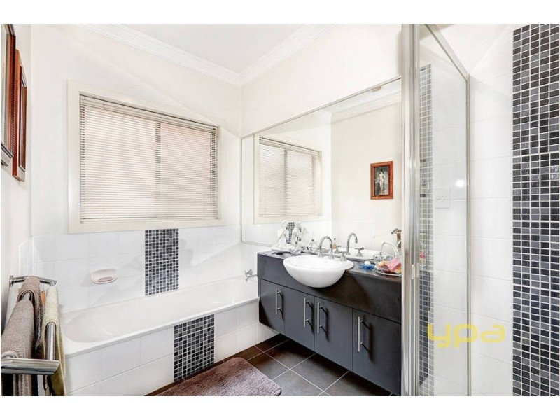 33 Cranwell Square, Caroline Springs VIC 3023