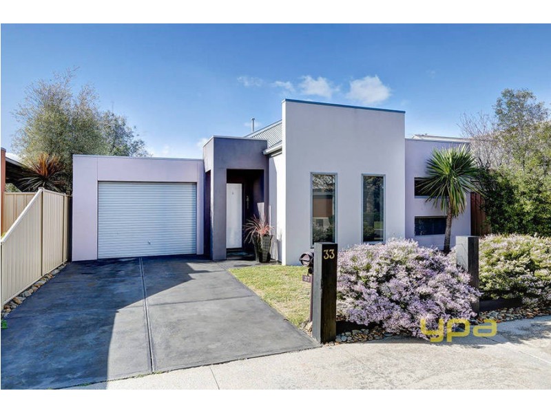 33 Cranwell Square, Caroline Springs VIC 3023