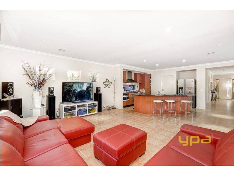 38 Dobell Crescent, Caroline Springs VIC 3023