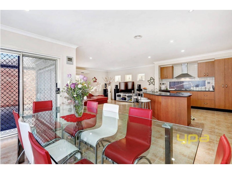 38 Dobell Crescent, Caroline Springs VIC 3023