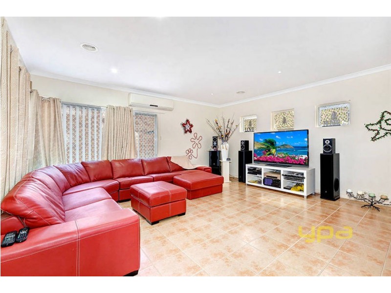 38 Dobell Crescent, Caroline Springs VIC 3023