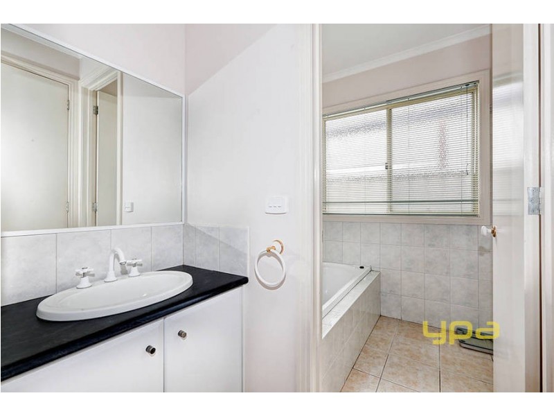 72 Springlake Avenue, Caroline Springs VIC 3023