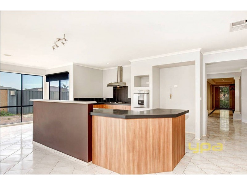 13 Bimbadeen Street, Burnside VIC 3023