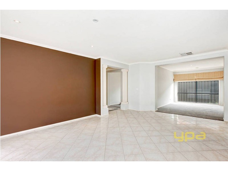 13 Bimbadeen Street, Burnside VIC 3023