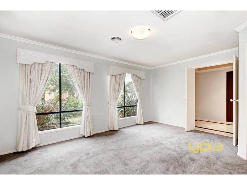 13 Bimbadeen Street, Burnside VIC 3023