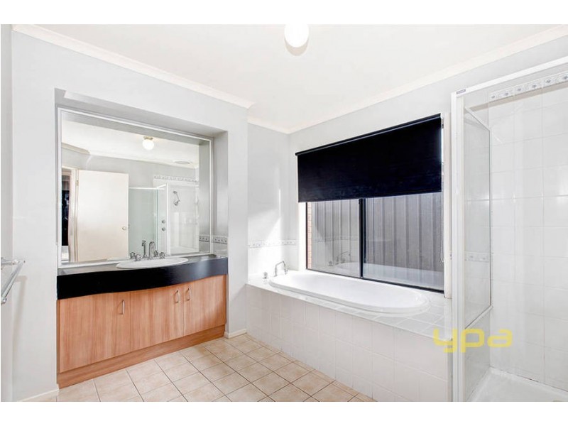 13 Bimbadeen Street, Burnside VIC 3023