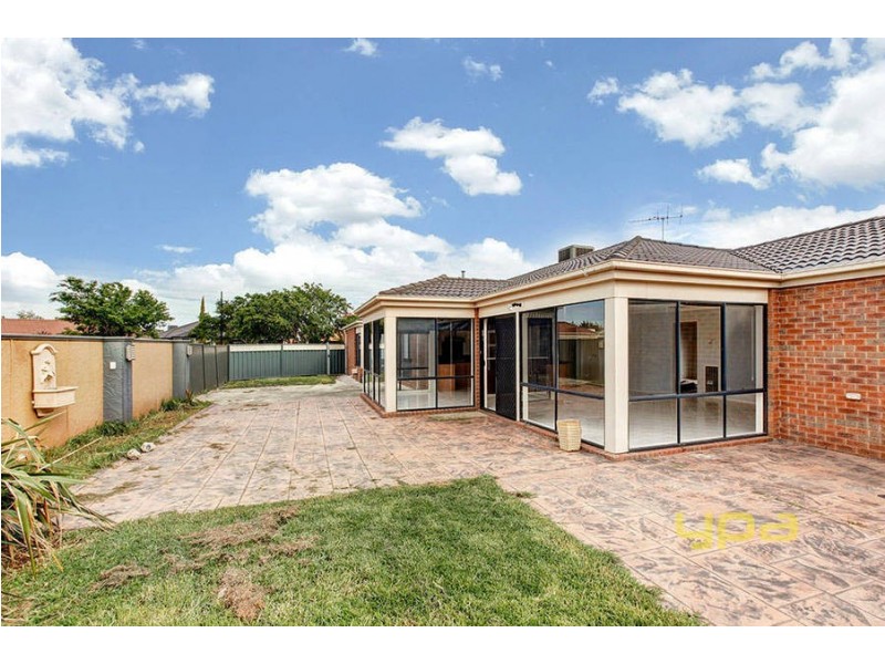 13 Bimbadeen Street, Burnside VIC 3023