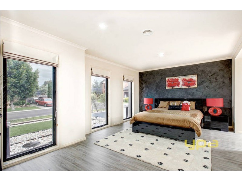 16 Moreton Close, Caroline Springs VIC 3023