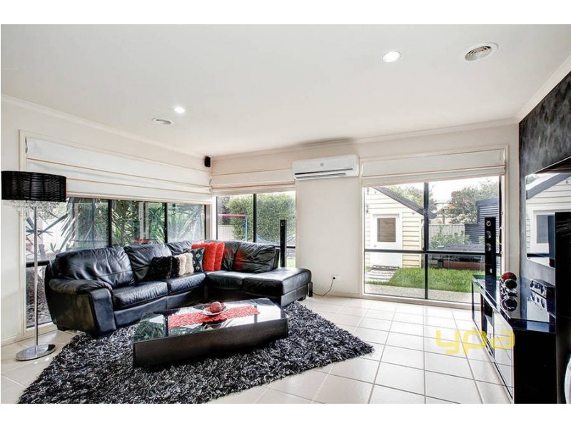 16 Moreton Close, Caroline Springs VIC 3023