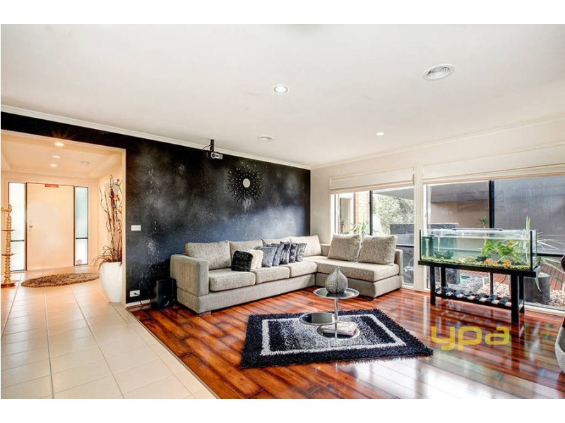 16 Moreton Close, Caroline Springs VIC 3023