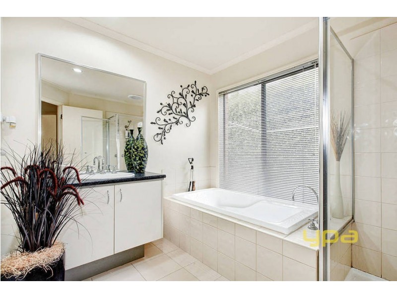 16 Moreton Close, Caroline Springs VIC 3023