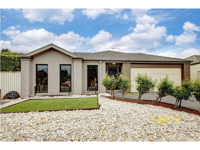 16 Moreton Close, Caroline Springs VIC 3023