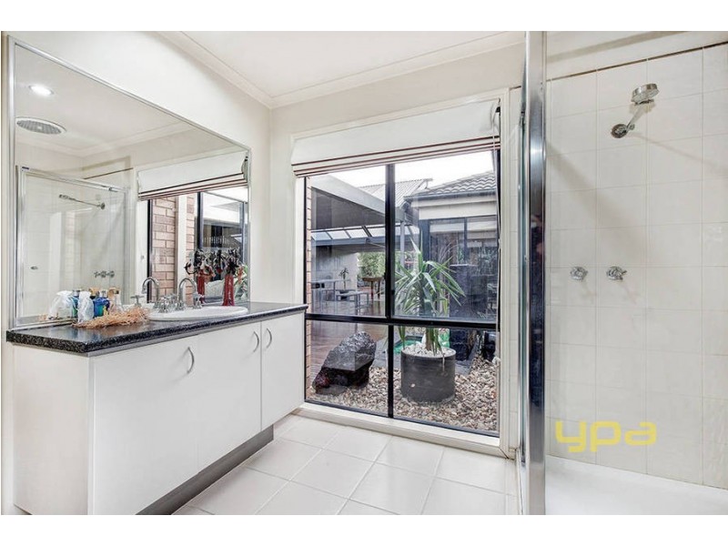 16 Moreton Close, Caroline Springs VIC 3023