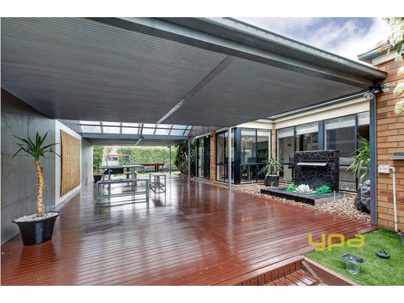 16 Moreton Close, Caroline Springs VIC 3023