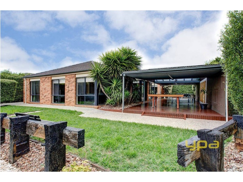 16 Moreton Close, Caroline Springs VIC 3023