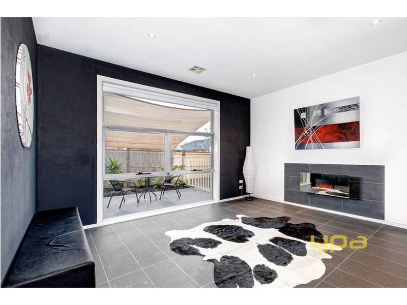 44 Edgbaston Parade, Caroline Springs VIC 3023