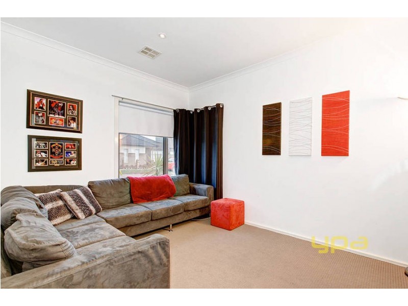 44 Edgbaston Parade, Caroline Springs VIC 3023