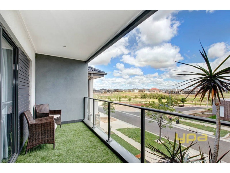 9 Creekview Place, Caroline Springs VIC 3023