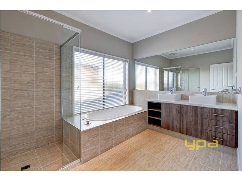 2 Narracan Close, Caroline Springs VIC 3023