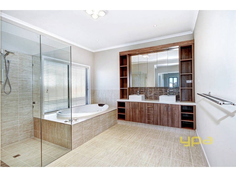 2 Narracan Close, Caroline Springs VIC 3023