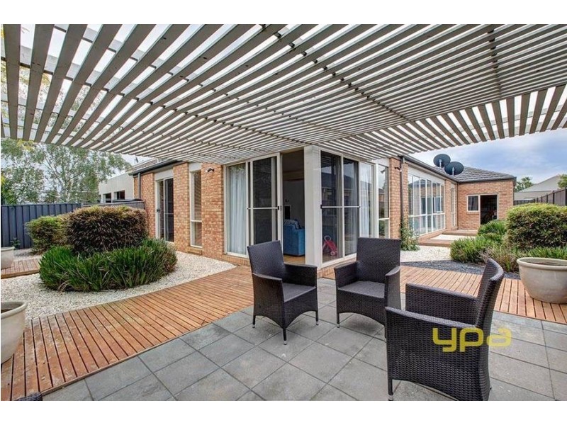 6 Cassan Way, Caroline Springs VIC 3023