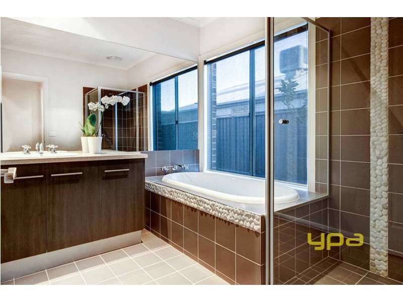 4 Dargi Green, Caroline Springs VIC 3023