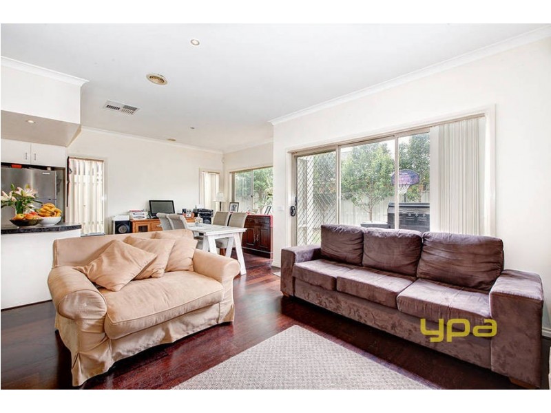 2 Sherdley Green, Caroline Springs VIC 3023
