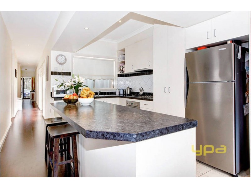 2 Sherdley Green, Caroline Springs VIC 3023