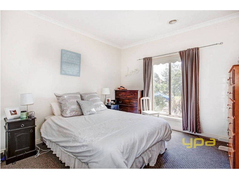 2 Sherdley Green, Caroline Springs VIC 3023