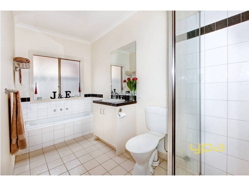 2 Sherdley Green, Caroline Springs VIC 3023