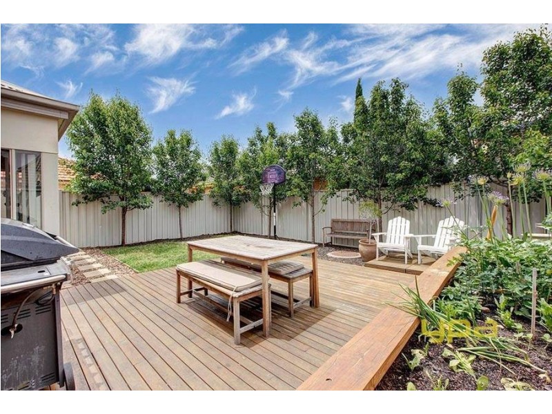 2 Sherdley Green, Caroline Springs VIC 3023