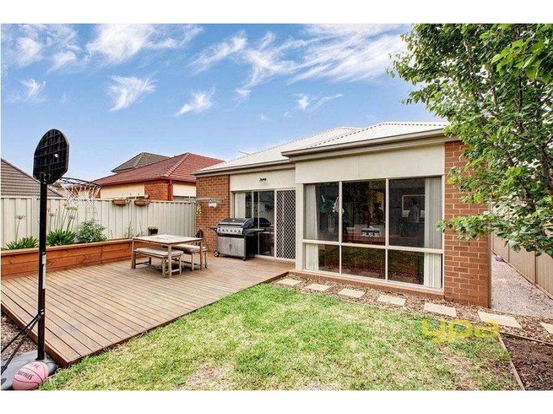 2 Sherdley Green, Caroline Springs VIC 3023
