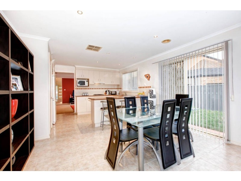 6 French Crescent, Caroline Springs VIC 3023