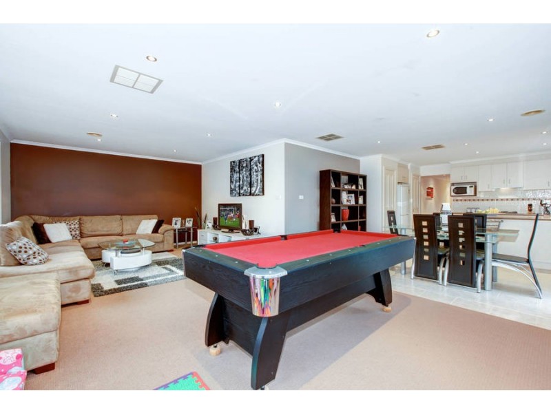 6 French Crescent, Caroline Springs VIC 3023