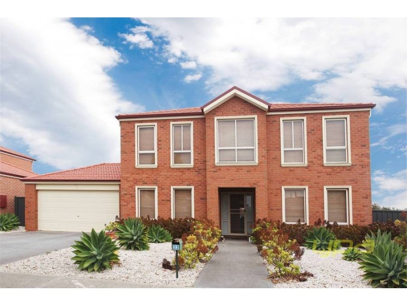 33 Heysen Parkway, Caroline Springs VIC 3023