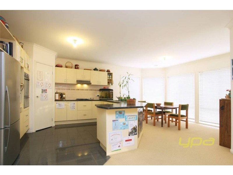 33 Heysen Parkway, Caroline Springs VIC 3023