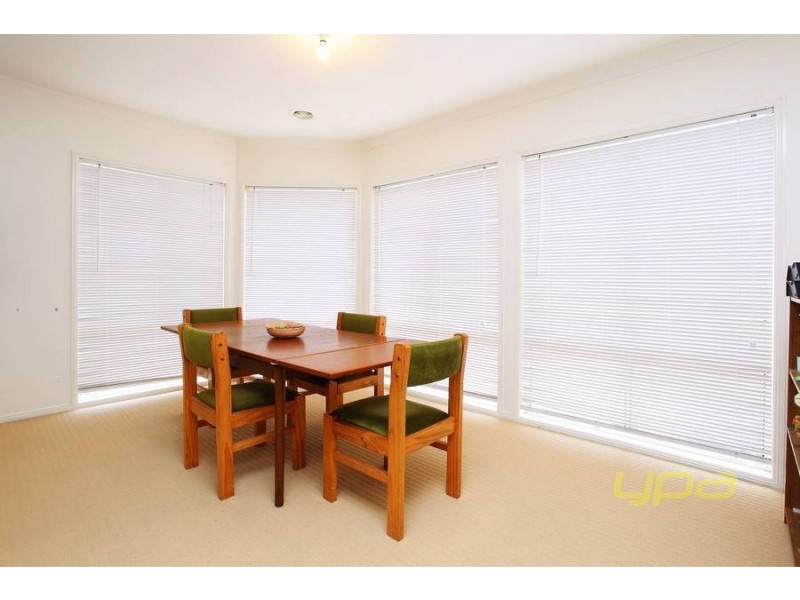 33 Heysen Parkway, Caroline Springs VIC 3023