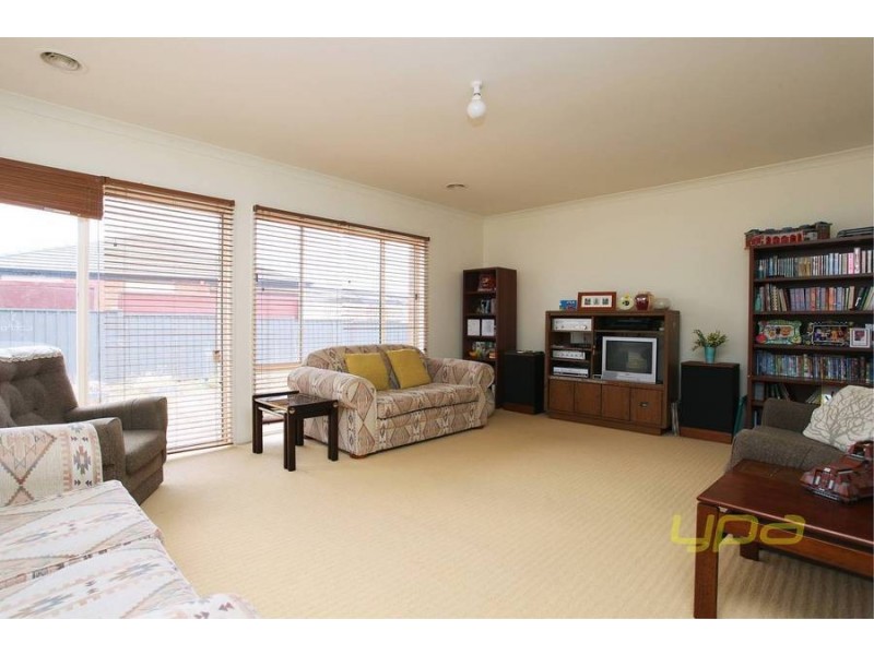 33 Heysen Parkway, Caroline Springs VIC 3023