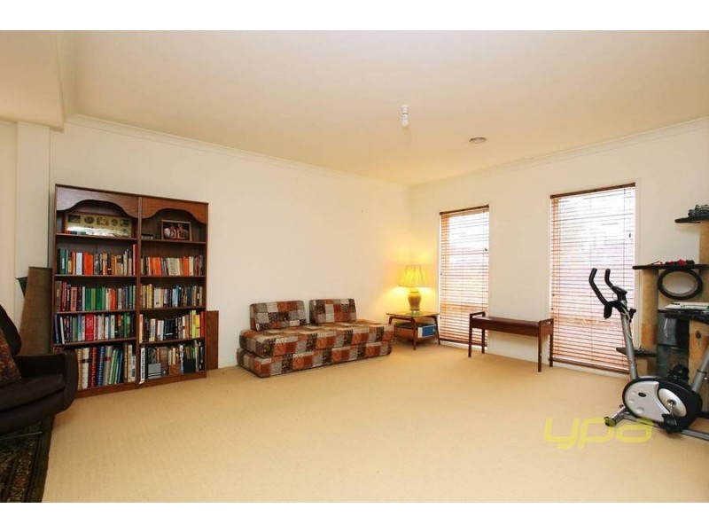 33 Heysen Parkway, Caroline Springs VIC 3023