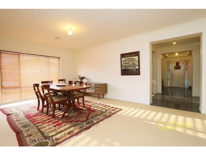 33 Heysen Parkway, Caroline Springs VIC 3023