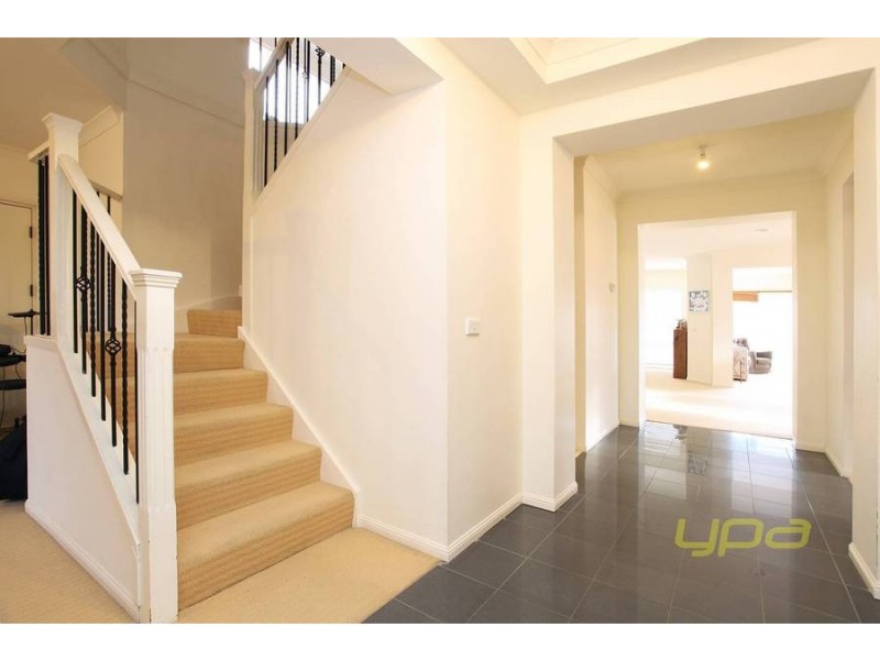 33 Heysen Parkway, Caroline Springs VIC 3023